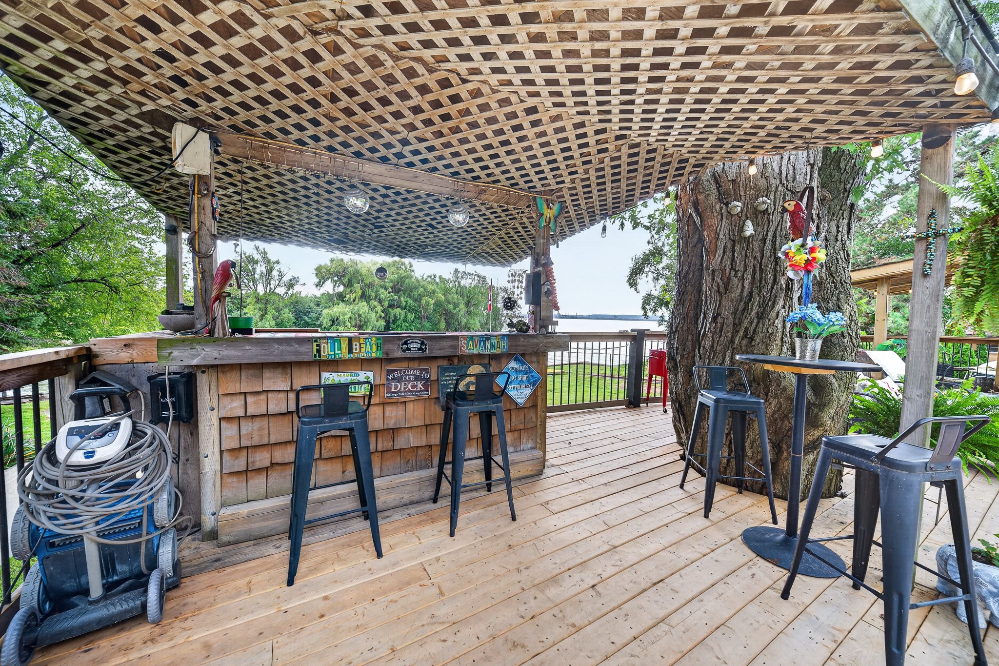 The covered outdoor bar under the pergola