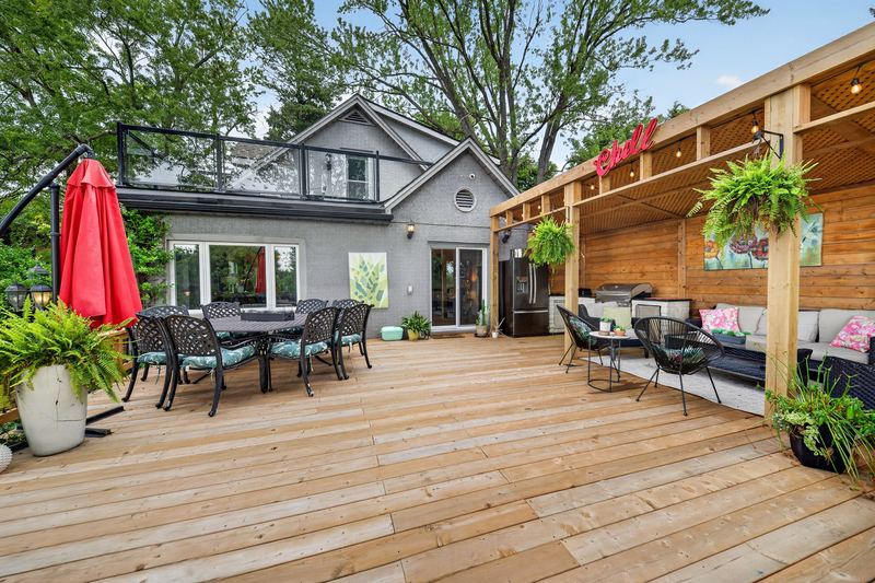 Outdoor dining on the cedar deck